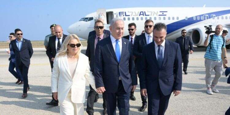 ראש הממשלה בנימין נתניהו ורעייתו שרה בנחיתה בקפריסין. צילום: עמוס בן גרשום לע