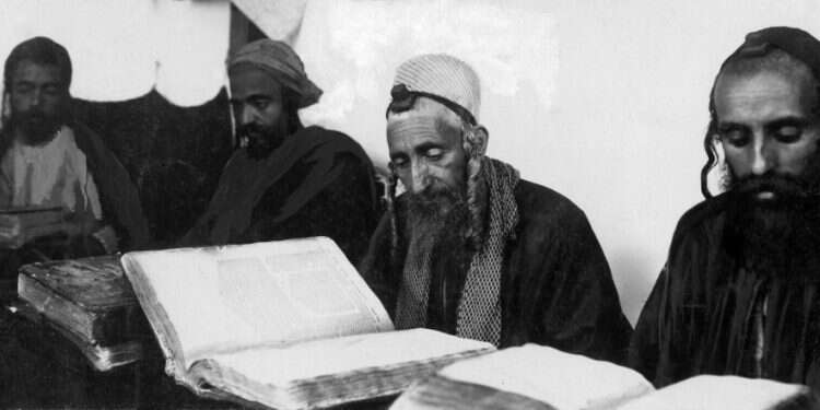 עושר תרבותי גם בלא מערכת סודורה ורציפה של לימוד. יהודים בתימן, 1910. צילום: גטי אימג'ס