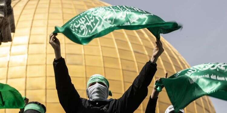 דגל חמאס מונף בידי מתפרעים בהר הבית, רמדאן 2021. צילום: גטי אימג'ס דגל חמאס, הר הבית, רמדאן