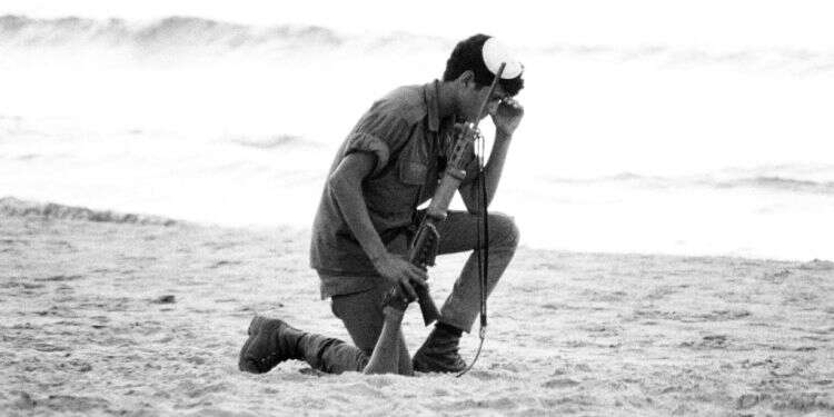 אי אפשר לתת לפוסט־טראומה להוביל קרב לחיים או למוות. תפילה בחול במלחמת יום הכיפורים. צילום: גטי אימג'ס שנה לפרוץ המלחמה: כמה הרוגים, כמה פצועים וכמה עדיין בבתי החולים