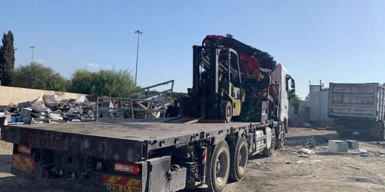 פינוי כלים כבדים מהמפעל. צילום: משטרת ישראל בתום מאבק בן ארבע שנים של ארגון הימין: פונה מפעל מזהם