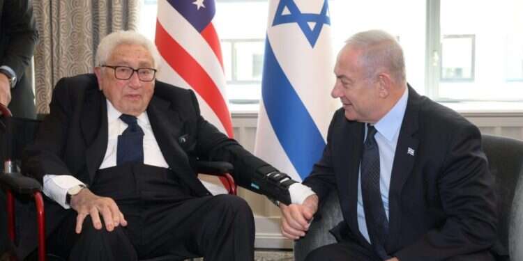 פגישת רה״מ בנימין נתניהו עם הנרי קיסינג'ר בניו יורק, ספטמבר 2023. צילום: אבי אוחיון, לע״מ בן ה-100 שמנהיגי העולם עולים אליו לרגל ראוי ליותר כבוד מהיהודים