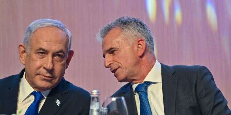 ראש הממשלה בנימין נתניהו וראש המוסד דדי ברנע. צילום: קובי גדעון / לע "בתי המגורים חרבו, אבל בתי הכנסת עומדים על תילם"