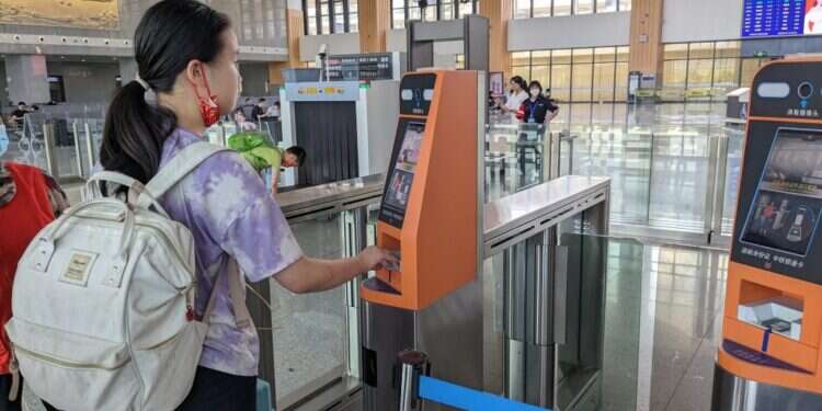 זיהוי פנים בכניסה לאולם תחנת הרכבת המהירה בג'יאנדה. צילום: ישי פלג מסע בסין: הצצה לפער שבין החזית המרשימה לאמת שמאחוריה