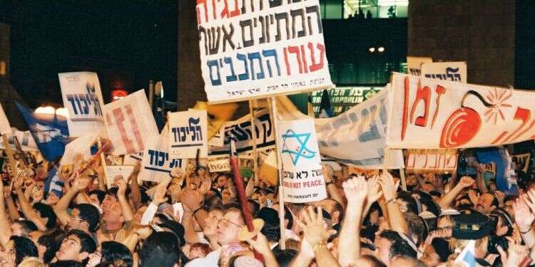 בניגוד להיום, אז לא היה למחאה גב תקשורתי. הפגנה נגד הסכם אוסלו, ירושלים 95'. צילום: פלאש 90 30 שנה: הסיפור המלא של תהליך אוסלו כפי שאף אחד לא רצה לספר בזמן אמת