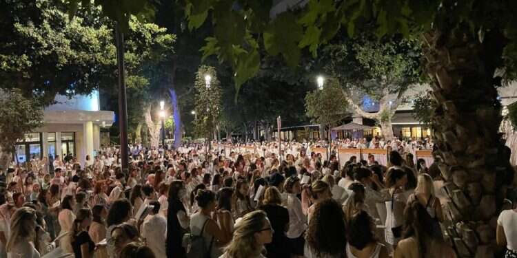 תפילה המונית במוצאי יום הכיפורים בתל־אביב, 2021. צילום: עמיחי זעירא, ראש יהודי אחרי איסור המחיצות, בתל אביב חוששים לעתיד: "כשדתייה הולכת ברחוב יורקים עליה"