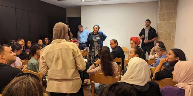 פרופ' איתן גלון מתפרץ לדברי השרה אורית סטרוק במהלך כנס לפתיחת שנה למתנדבי השירות הלאומי-אזרחי של בית החולים הדסה עין כרם אחרי שהתפרץ לעבר השרה סטרוק: הפרופ' מ"הדסה" לא יושעה