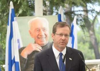 הרצוג באזכרת פרס: "כמו ששמעון לימד אותנו, צריך להתעקש ולנסות שוב ושוב"