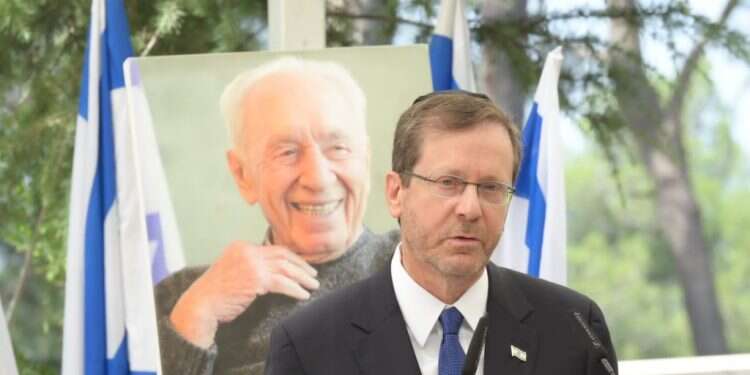 הרצוג באזכרה לשמעון פרס ז הרצוג באזכרת פרס: "כמו ששמעון לימד אותנו, צריך להתעקש ולנסות שוב ושוב"