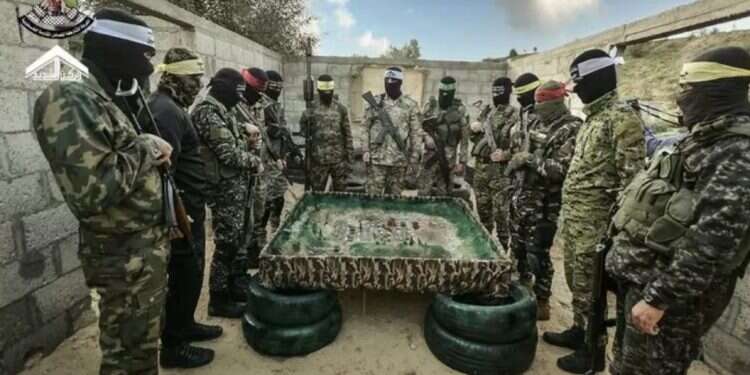 ארגוני הטרור בעזה בתרגיל מוכנות על גבול ישראל. צילום: אתר חמאס ארגוני הטרור בעזה במסר: מפקדי השטח קיימו סיור בגבול ישראל