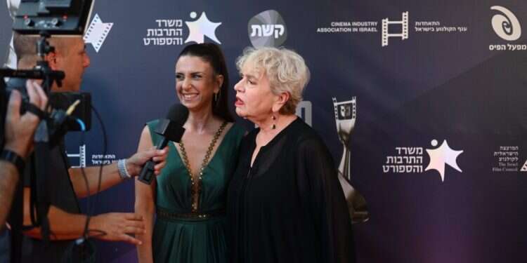 תיקי דיין זכתה בשחקנית המשנה הטובה ביותר על שבע ברכות. צילום:ליאור חורש לאקדמיה לקולנוע ולטלוויזיה הסרט "שבע ברכות" זכה בהכי הרבה פרסי אופיר אבל המנצחת היא אחרת לגמרי