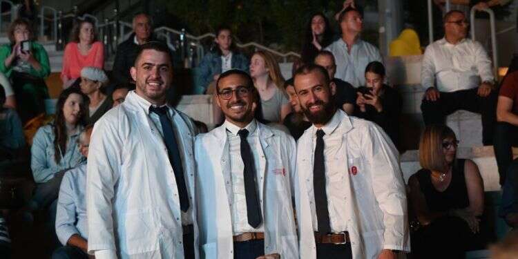 אירוע מרגש באוניברסיטת אריאל: הענקת "החלוק לבן"