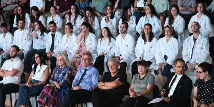 טקס  אירוע מרגש באוניברסיטת אריאל: הענקת "החלוק לבן"