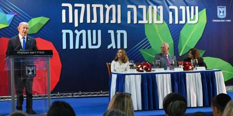 נתניהו בהרמת כוסית במשרד ראש הממשלה, השבוע. צילום: חיים צח, לע