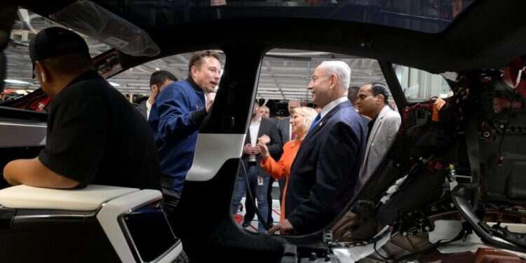 נתניהו ומאסק בסיור במפעל טסלה, השבוע. צילום: אבי אוחיון, לע
