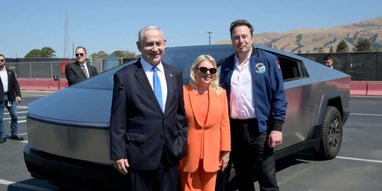 נתניהו ואילון מאסק עם הסייבר טראק. צילום: אבי אוחיון לע לאחר הפגישה עם מאסק – בליכוד מבהירים: "ראש הממשלה לא פסל את הרפורמה"