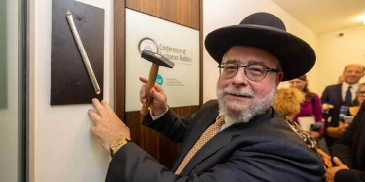 הרב גולדשמיט קובע מזוזה. צילום: ועידת רבני אירופה "מסר לכל כוחות האופל": ועידת רבני אירופה העבירה את משכנה למינכן