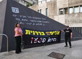 שפי פז במחאה על אכיפה בררנית מחוץ לבית המשפט השלום בת"א. צילום: מאיה לוין