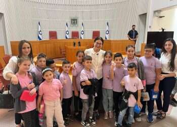 "לְהָגֵן עַל הַחֹוק וְעַל הַצֶדֶק וְלִשְׁמֹר עַל הַזְכוּיוֹת": ספר הילדים החדש שיזמה חיות