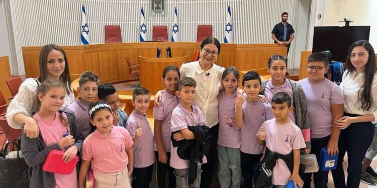 "לְהָגֵן עַל הַחֹוק וְעַל הַצֶדֶק וְלִשְׁמֹר עַל הַזְכוּיוֹת": ספר הילדים החדש שיזמה חיות