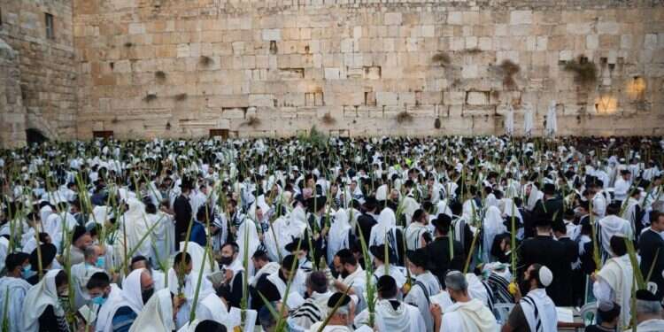 מתפללים בחג הסוכות בכותל. צילום: הקרן למורשת הכותל המערבי בתשלום ובחינם, ביער או על שפת הים: חניוני לילה שכדאי להכיר