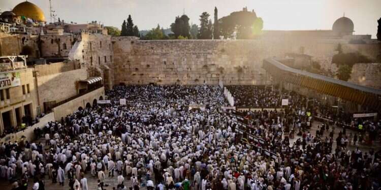 ברכת כהנים בכותל. צילום: הקרן למורשת הכותל המערבי בתשלום ובחינם, ביער או על שפת הים: חניוני לילה שכדאי להכיר