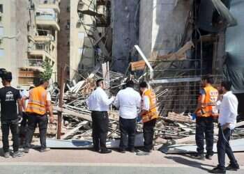 הפיגומים באתר הבנייה קרסו: פועל נהרג. פעולות חילוץ לפועלים נוספים