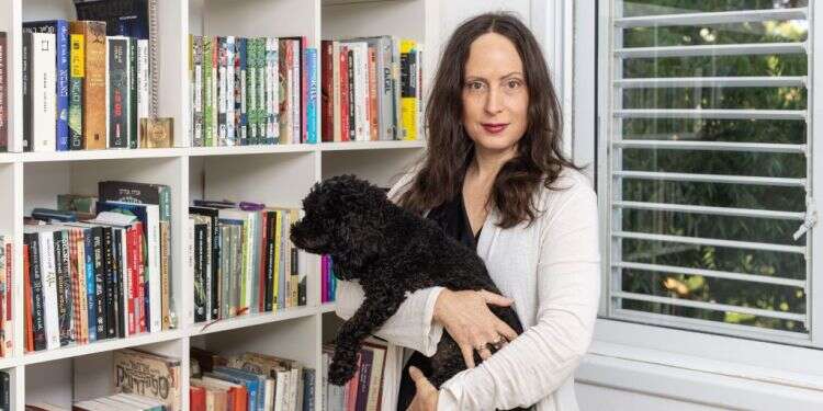 הגר ינאי. סופרת, עורכת ומנהלת בית הספר לכתיבה יוצרת של הוצאת עם עובד. צילום: אבישג שאר־ישוב