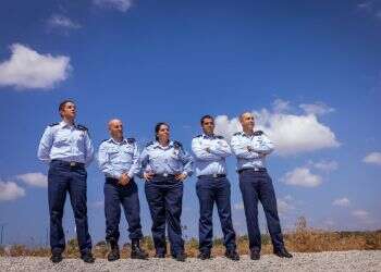 חמשת האנשים שאמורים להגן על העורף הישראלי מספרים על השניות של ההכרעות הגורליות