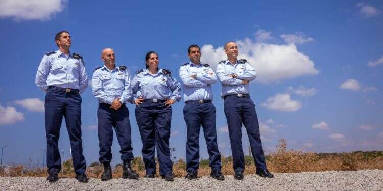 חמשת האנשים שאמורים להגן על העורף הישראלי מספרים על השניות של ההכרעות הגורליות