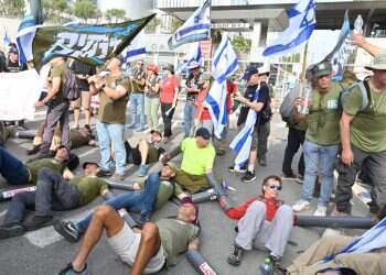 הפגנה נגד הרפורמה המשפטית. צילום: יוסי זליגר 56% בעד הטלת עיצומים על סרבנים: סקר חדש על הרפורמה המשפטית