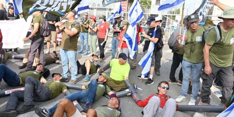 הפגנה נגד הרפורמה המשפטית. צילום: יוסי זליגר 56% בעד הטלת עיצומים על סרבנים: סקר חדש על הרפורמה המשפטית