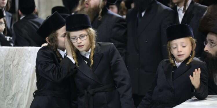 מסורת חדשה ישנה. ילדים חסידיים חובשים קסקט. צילום: שאטרסטוק