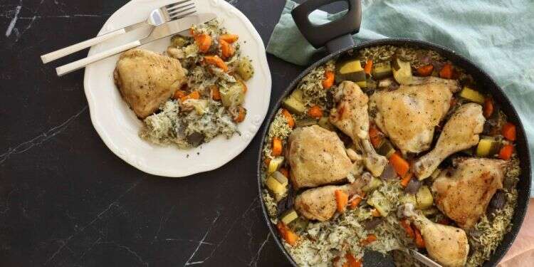 עוף עם אורז ירוק וירקות בסיר אחד. צילום: אפרת ליכטנשטט לקראת יום כיפור: המנה שיש בה הכל לסעודה מפסקת והעוגה המושלמת לשבירת הצום