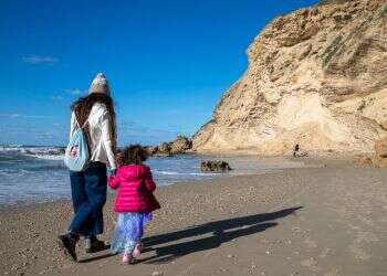 השנים שחלפו לימדו אותי מתי הגעגוע הופך מתכשיט עדין לשלשלאות ברזל כבדות