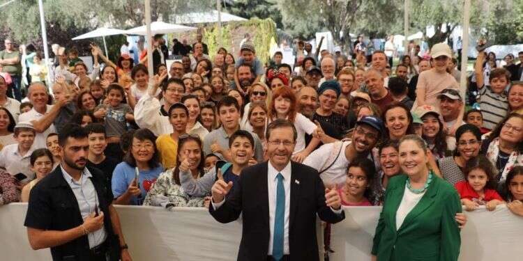 בית הנשיא. צילום: דוברות בית הנשיא יריד אוכל, מיצגי אומנות ושלל אטרקציות: הסוכות ששווה לבקר בהן