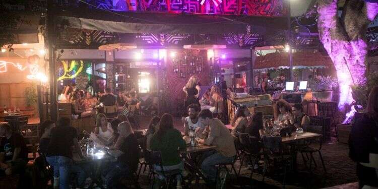 בר בתל אביב. צילום: מרים אלסטר/פלאש90 ארבע המלצות אלכוהול בדרגות שונות לימי חול המועד