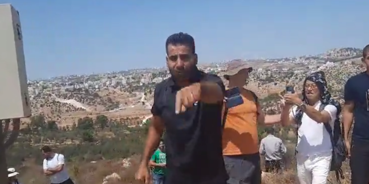 פלסטינים ופעילי שמאל שחדרו לעתניאל. צילום מסך מסע הרס: עשרות ערבים ופעילי שמאל חדרו לעתניאל