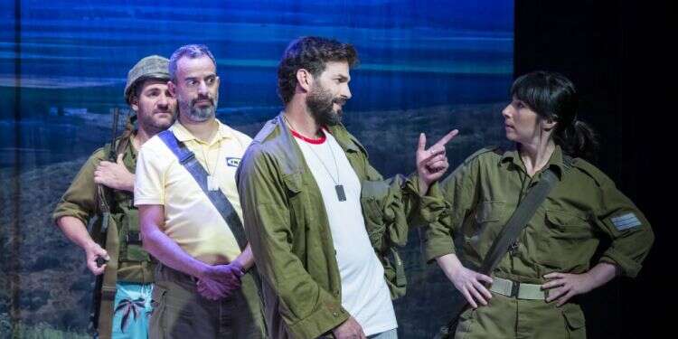 המשתמט. צילום: כפיר בולוטין עמוס תמם, טל מוסרי ושפיטה: הצגות התיאטרון המובילות בחול המועד סוכות