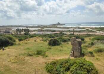 הנוף מחרבת קרתא למצודה בעתלית. צילום: check in\out שרידי מצודה צלבנית ונוף מרהיב לחוף: המלצה לטיול לכל המשפחה