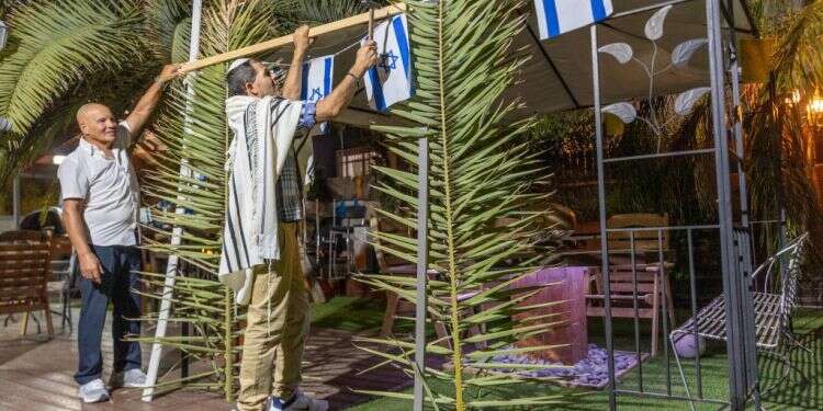 הקמת סוכה במוצאי יום כיפור. צילום: יוסי אלוני הם פשוט הזמינו אותנו לסוכות – וידעו שנישבה בקסם