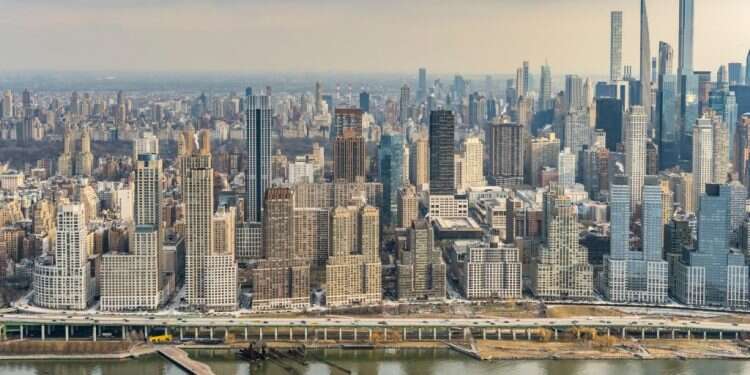 ניו יורק, נוף אווירי של ריברסייד דרייב ופארק, המביט לעבר שורה של מיליארדרים. צילום: סי טיילור קויזרס.  אנחנו חוזים בלידתו של סוג חדש של גורד שחקים – כזה ששום מהנדס לא צפה