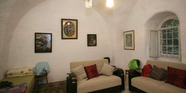 סלון בשכונת מחנה ישראל, ירושלים. צילום: מרים אלסטר/פלאש90 איך להפוך כל מקום לבית בכמה צעדים פשוטים