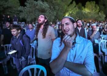 ביום כיפור הכהן הגדול נוקט בצורת הפעולה של הארווי דנט מ"באטמן"