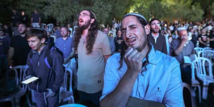 ביום כיפור הכהן הגדול נוקט בצורת הפעולה של הארווי דנט מ"באטמן"