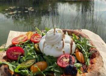 על גבעה עם דק מוצל ומדשאות רחבות נמצא בית קפה קלאסי לבילוי של שישי