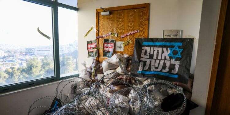 חסימת משרדי פורום קהלת בידי  הכניסה לפורום קהלת שנחסמה על ידי מפגינים המתנגדים לרפורמה המשפטית. צילום: פלאש 90