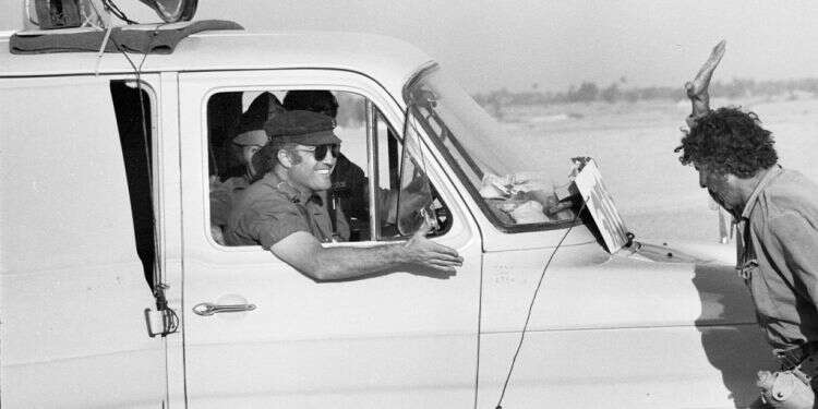 גאון בג'יפ בין ההופעות. צילום: מוריס קושלביץ, במחנה, ארכיון צה