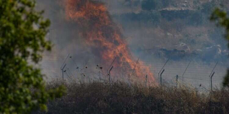 אילוסטרציה העולם הוא משחק פינג פונג בין התחושות והרגשות שלנו לבין המציאות הקיימת