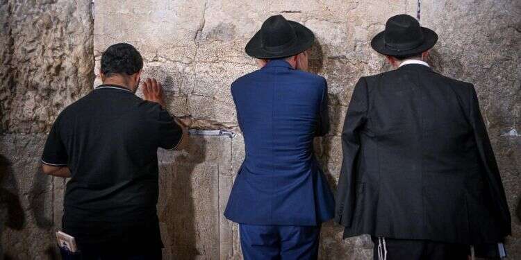 צילום: אריה לייב אברמס/פלאש90 פתיחת יום הכיפורים דווקא ב"כל נדרי" מבטאת רעיון על הפסיכולוגיה של התשובה